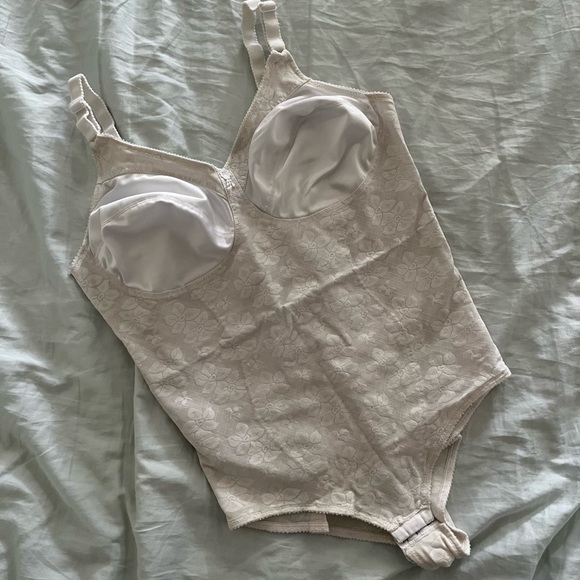 🎀Vintage cream bodysuit shape wear size 40C large - Picture 1 of 4